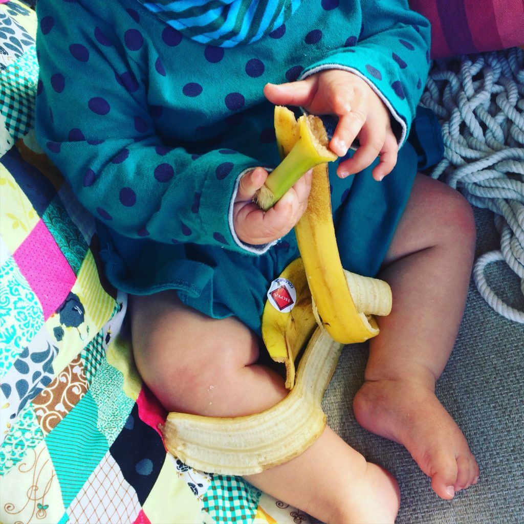 Banana love – sensory play & a snack 💖🍌