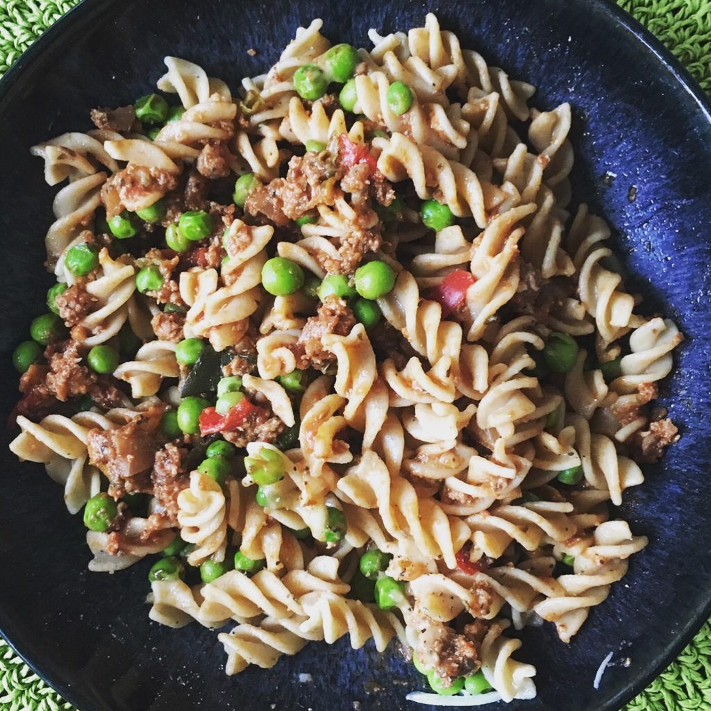 Beef, peppers and peas with wholemeal fusilli pasta
